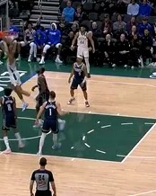 九游娱乐官网-吉昂径直杀入禁区双手暴扣，还剩3分钟雄鹿领先独行侠26分