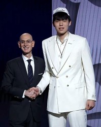 九游游戏娱乐平台-期待拉满！训练师极度看好杨瀚森：下限太阳10号秀 上限高过申京