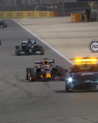 九游娱乐体育-F1巴林站上演攻防大战 汉密尔顿力压维斯塔潘夺冠