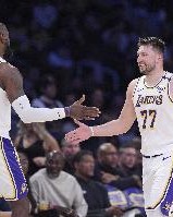 苏群：湖人首轮最好的对手就是灰熊了 打灰熊有太多三分可以投进