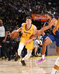 九游娱乐体育-布朗尼缺席！湖人遭勇士逆转夏联首败 斯威德24+8克内克特13中3