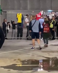 九游游戏娱乐平台-球迷喜获约克雷斯签名 赛后激动庆祝难掩喜悦